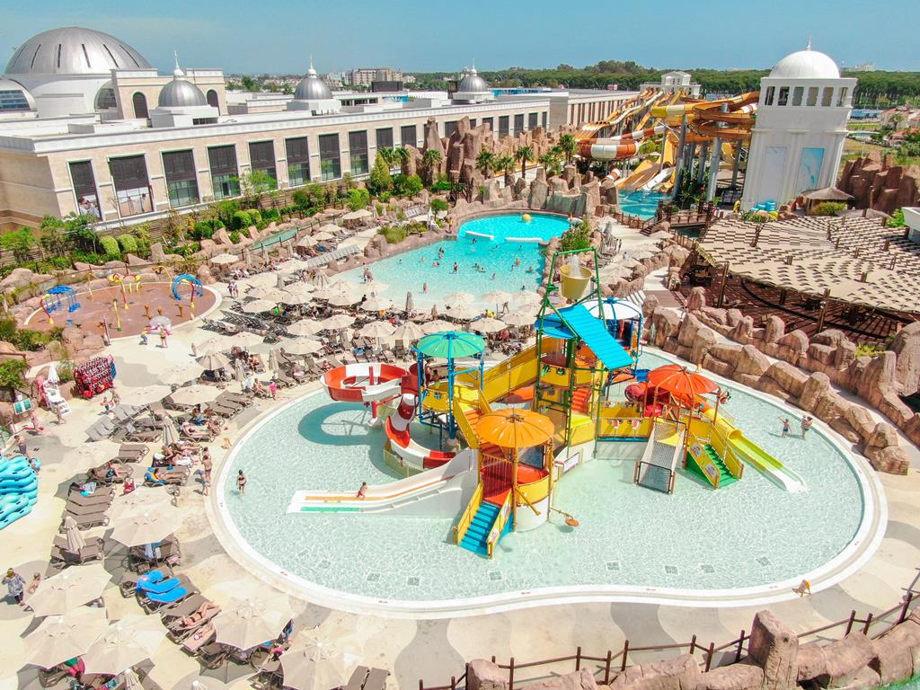 Groot aquapark bij familieresort met zwembaden, glijbanen en speelzone